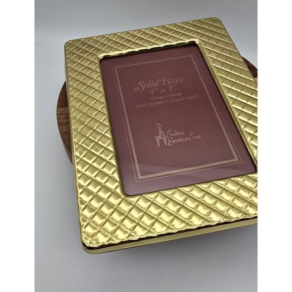 VINTAGE Solid Brass Standing Picture Photo Frame 5"x 7" Quilted Texture Korea - Picture 9 of 9